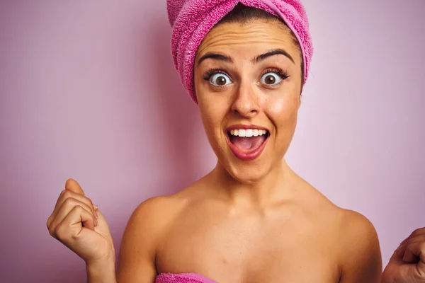若いです美しい女性着用タオル後シャワー隔離されたピンクの背景の上に叫んで誇りと勝利と成功を祝う非常に興奮 応援感情 — ストック写真