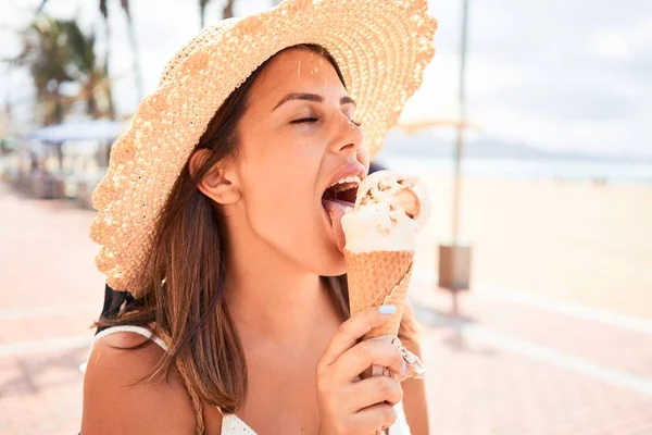 Młoda Piękna Kobieta Jedząca Lody Stożek Przy Plaży Słoneczny Dzień — Zdjęcie stockowe