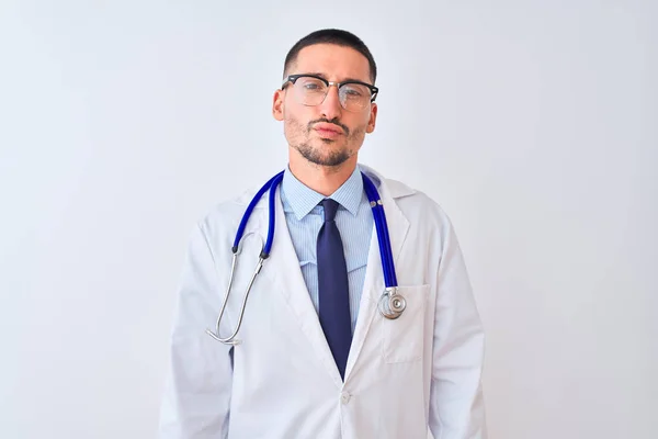 Ein Junger Arzt Mit Stethoskop Vor Isoliertem Hintergrund Der Die — Stockfoto