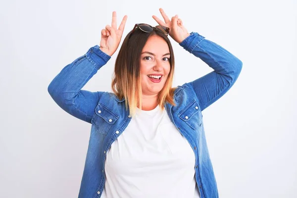 Bella Donna Che Indossa Camicia Jeans Piedi Sopra Isolato Sfondo — Foto Stock