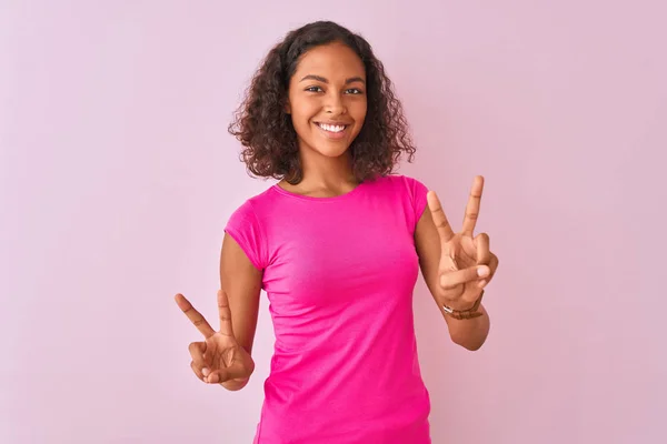 Jovem Brasileira Vestindo Camiseta Sobre Fundo Rosa Isolado Sorrindo Olhando — Fotografia de Stock