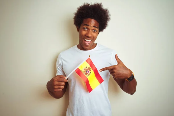 Jovem Afro Americano Segurando Espanha Bandeira Espanhola Sobre Fundo Branco — Fotografia de Stock