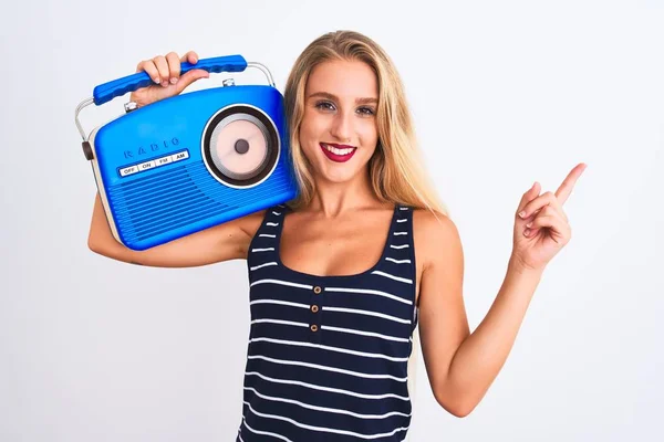 Jong Mooi Vrouw Holding Vintage Radio Staande Geïsoleerde Wit Achtergrond — Stockfoto