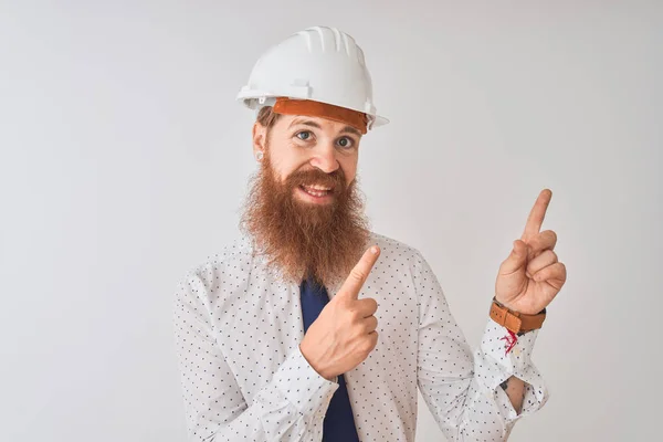 Joven Arquitecto Irlandés Pelirrojo Con Casco Seguridad Sobre Fondo Blanco —  Fotos de Stock