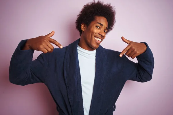 Genç Afrikalı Amerikalı Pijama Giymiş Pembe Arka Planda Duran Kendine — Stok fotoğraf