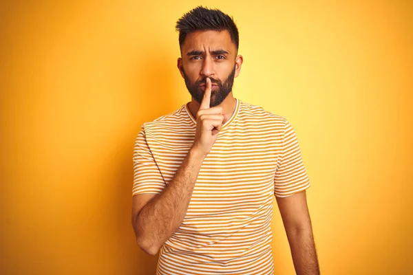 Jeune Homme Indien Portant Shirt Debout Sur Fond Jaune Isolé — Photo