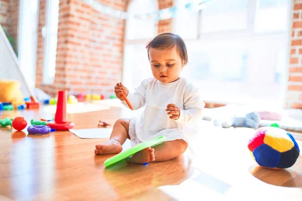 Güzel Bebek Anaokulunda Renkli Oyuncakların Etrafında Mutlu Manyetik Karatahtaya Çizim — Stok fotoğraf