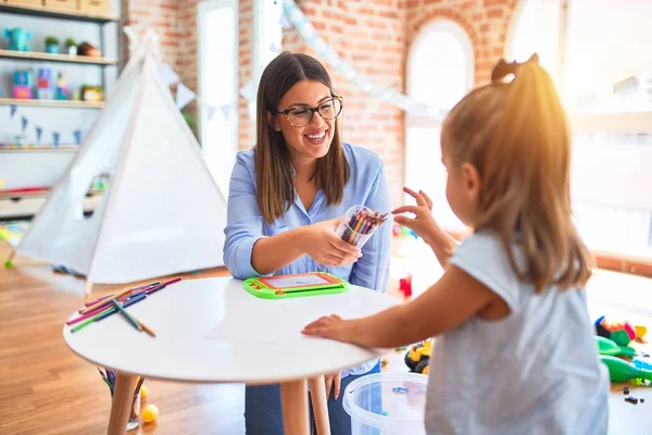 Kaukasische Mädchen Spielen Und Lernen Der Schule Mit Einer Lehrerin — Stockfoto