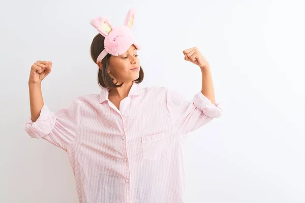 Hermosa Niña Con Máscara Sueño Pijama Pie Sobre Fondo Blanco — Foto de Stock