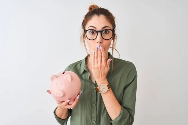 Mooie Roodharige Vrouw Die Een Bril Draagt Met Een Spaarvarken — Stockfoto