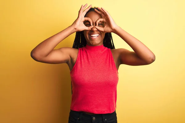 Afro Amerikaanse Vrouw Draagt Rood Casual Shirt Dat Geïsoleerde Gele — Stockfoto