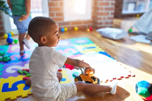 Bedårande Afrikansk Amerikansk Småbarn Leker Runt Massor Leksaker Dagis — Stockfoto