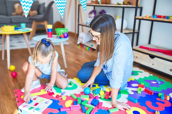 Enfant Fille Caucasienne Jouer Apprendre École Jeux Avec Une Enseignante — Photo