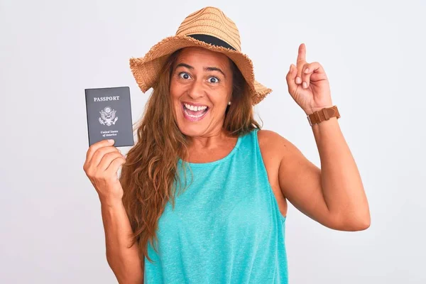 中世の成熟した観光の女性幸せな顔を持つアイデアや質問を指差す指で驚いて隔離された背景に米国のパスポートを保持し ナンバーワン — ストック写真