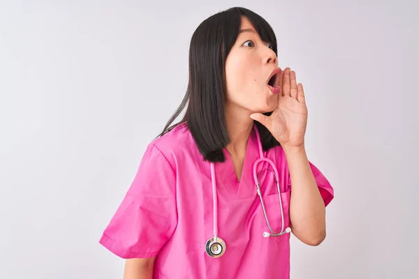 Ung Vacker Kinesisk Sjuksköterska Kvinna Bär Stetoskop Över Isolerade Vit — Stockfoto