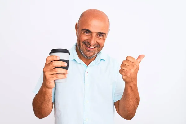 Uomo Mezza Età Bere Portare Caffè Piedi Sfondo Bianco Isolato — Foto Stock