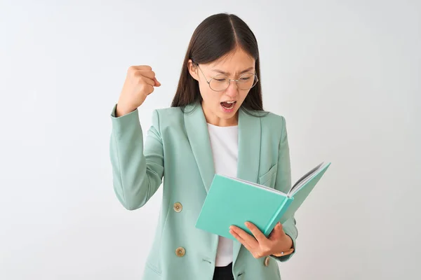 Jonge Chinese Student Vrouw Dragen Bril Lezen Boek Geïsoleerde Witte — Stockfoto