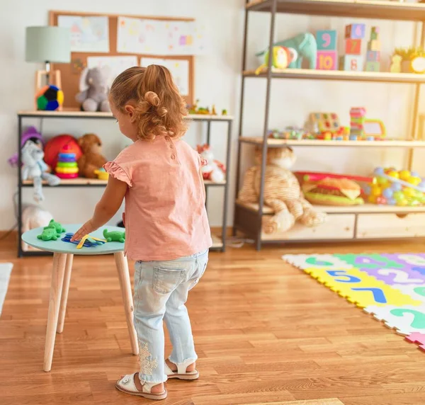 Vacker Blond Småbarn Flicka Spelar Måltider Med Hjälp Plast Mat — Stockfoto