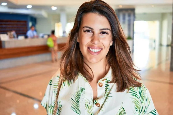 Jovem Mulher Bonita Sorrindo Alegre Sala Hotel Férias — Fotografia de Stock