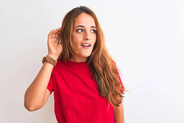 Jonge Roodharige Vrouw Rood Casual Shirt Strompelend Witte Geïsoleerde Achtergrond — Stockfoto