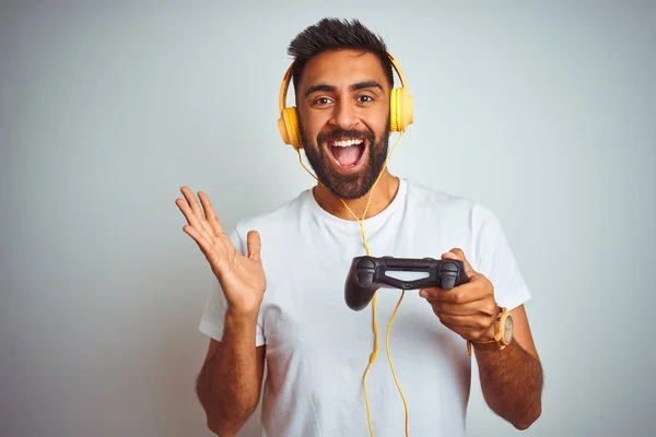 Arap Hintli Oyuncu Video Oyunu Oynuyor Kulaklık Takıyor Mutlu Heyecanlı — Stok fotoğraf