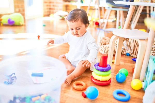 Bela Criança Feliz Jardim Infância Torno Brinquedos Coloridos — Fotografia de Stock