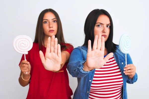 Jovens Mulheres Bonitas Segurando Pirulito Doce Sobre Fundo Branco Isolado — Fotografia de Stock