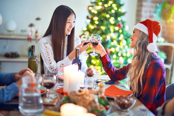 Mooie Familie Bijeenkomst Glimlachend Gelukkig Vol Vertrouwen Geroosterde Kalkoen Eten — Stockfoto