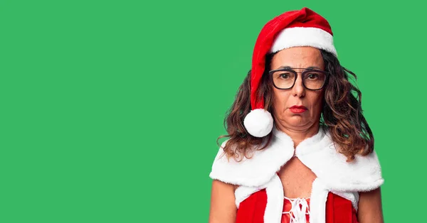 サンタクロースの衣装を着た中年の女性は懐疑的で緊張し 問題のために動揺を眉をひそめています 負の人 — ストック写真