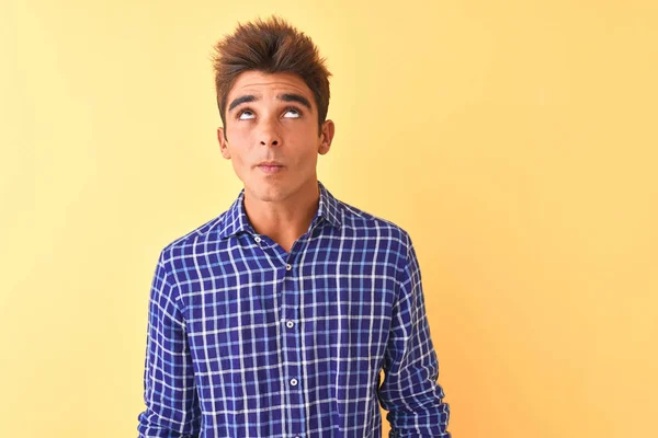 Mladý Pohledný Muž Neformální Košili Stojící Nad Osamělým Žlutým Pozadím — Stock fotografie