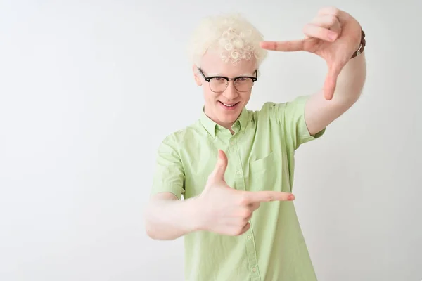 Giovane Albino Uomo Biondo Indossa Camicia Verde Occhiali Sfondo Bianco — Foto Stock