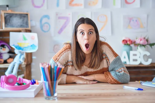 Joven Hermosa Maestra Mujer Usando Suéter Gafas Sentado Escritorio Jardín — Foto de Stock