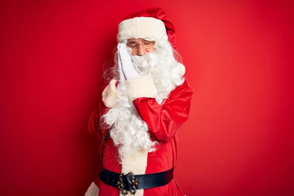 Hombre Guapo Mediana Edad Con Traje Santa Pie Sobre Fondo —  Fotos de Stock