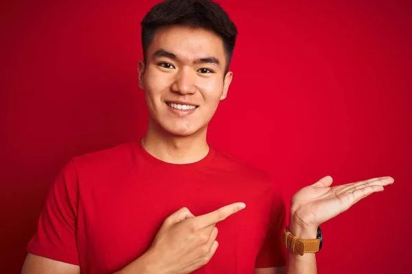 Mladý Asijské Číňan Muž Sobě Tričko Stojící Nad Izolované Červené — Stock fotografie