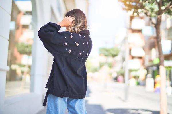 Jonge Mooie Vrouw Met Een Zonnebril Die Vrolijk Zelfverzekerd Lacht — Stockfoto