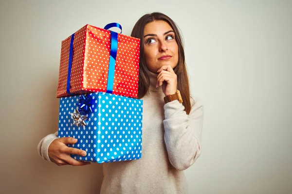 Ung Vacker Kvinna Som Innehar Födelsedagspresenter Stående Över Isolerad Vit — Stockfoto