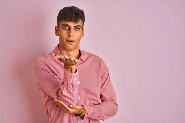 Zarif Bir Gömlek Giyen Genç Hintli Adam Izole Edilmiş Pembe — Stok fotoğraf