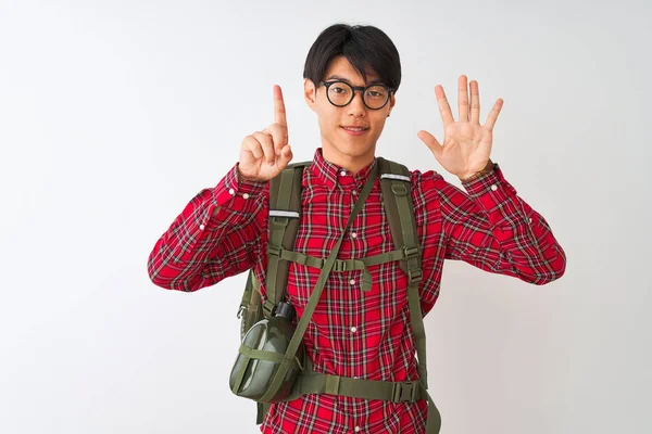 Chinese Wandelaar Draagt Rugzak Kantine Glazen Geïsoleerde Witte Achtergrond Tonen — Stockfoto