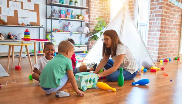 Jovem Bela Professora Crianças Brincando Torno Lotes Brinquedos Jardim Infância — Fotografia de Stock