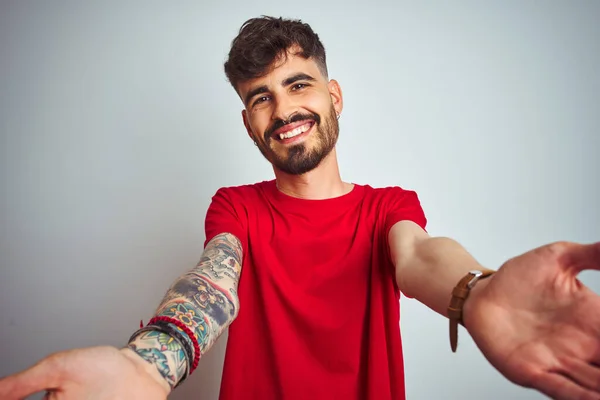 Jovem Com Tatuagem Vestindo Camiseta Vermelha Sobre Fundo Branco Isolado — Fotografia de Stock
