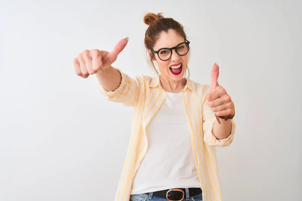 Mujer Pelirroja Con Camisa Rayas Gafas Pie Sobre Fondo Blanco —  Fotos de Stock