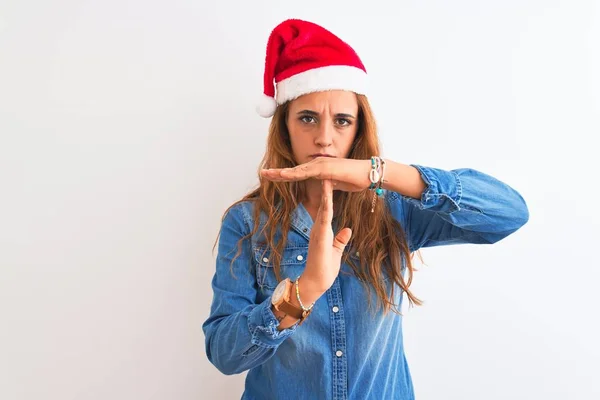 Jonge Mooie Roodharige Vrouw Draagt Kerst Hoed Geïsoleerde Achtergrond Doen — Stockfoto