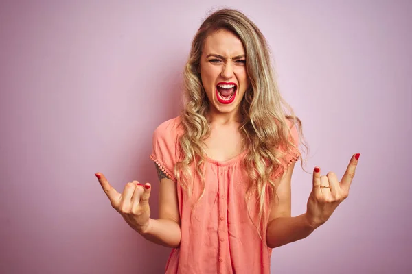 Pembe Izole Edilmiş Arka Planda Tişört Giyen Genç Güzel Bir — Stok fotoğraf