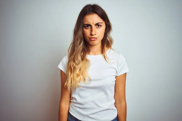 Mujer Hermosa Joven Que Usa Una Camiseta Blanca Casual Sobre —  Fotos de Stock