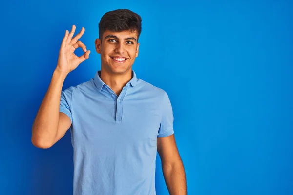 Fiatal Indiai Férfi Visel Alkalmi Póló Felett Áll Elszigetelt Kék — Stock Fotó