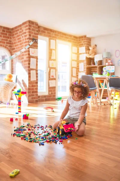 Schönes Kleinkind Mit Brille Und Einhorn Diadem Spielt Kindergarten Mit — Stockfoto