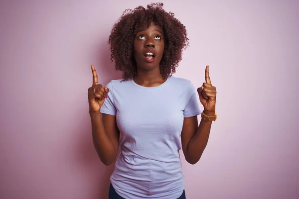 Mujer Afro Africana Joven Con Camiseta Pie Sobre Fondo Rosa — Foto de Stock