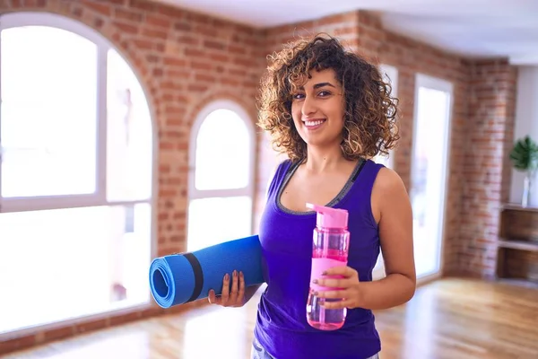 Joven Hermosa Árabe Deportista Sonriendo Feliz Esterilla Deportiva Pie Botella —  Fotos de Stock