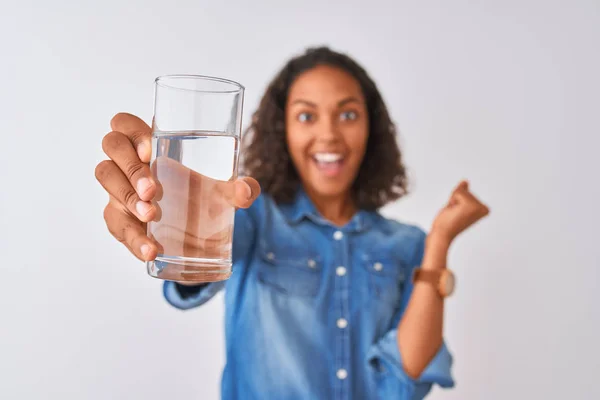 Mujer Brasileña Joven Sosteniendo Vaso Agua Pie Sobre Fondo Blanco — Foto de Stock