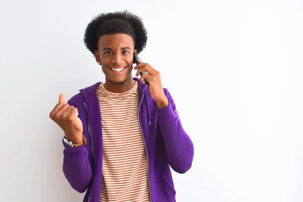 Νεαρός Αφροαμερικάνος Μιλάει Στο Smartphone Στέκεται Πάνω Από Απομονωμένο Λευκό — Φωτογραφία Αρχείου
